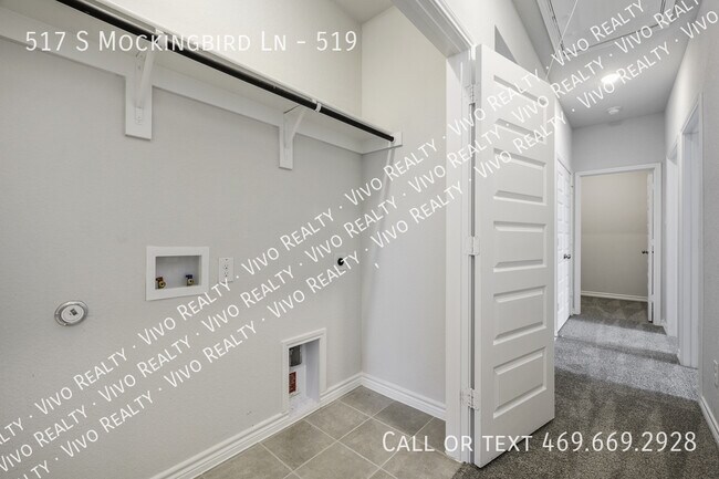 Building Photo - 517 S Mockingbird Ln