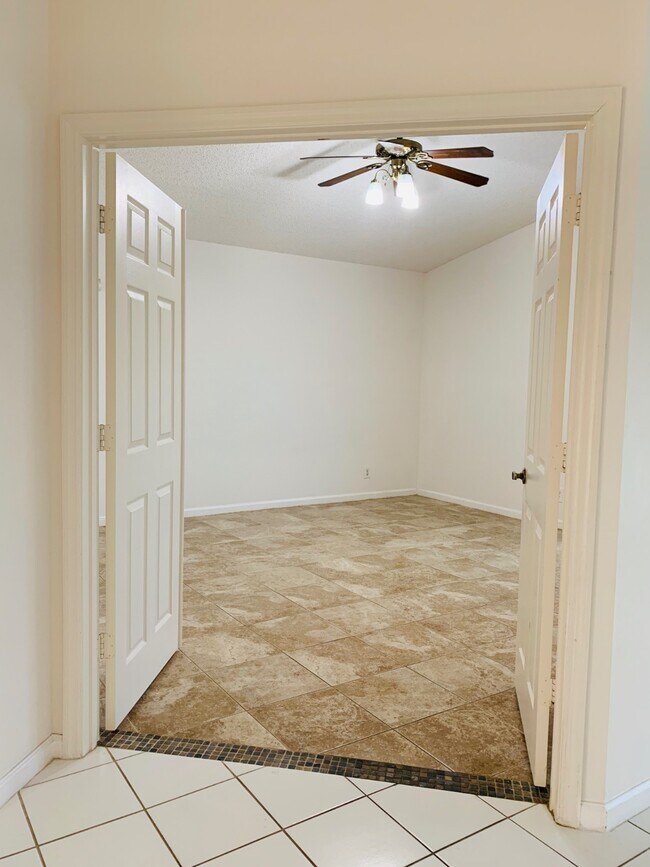 Building Photo - 2444 Stonegate Dr