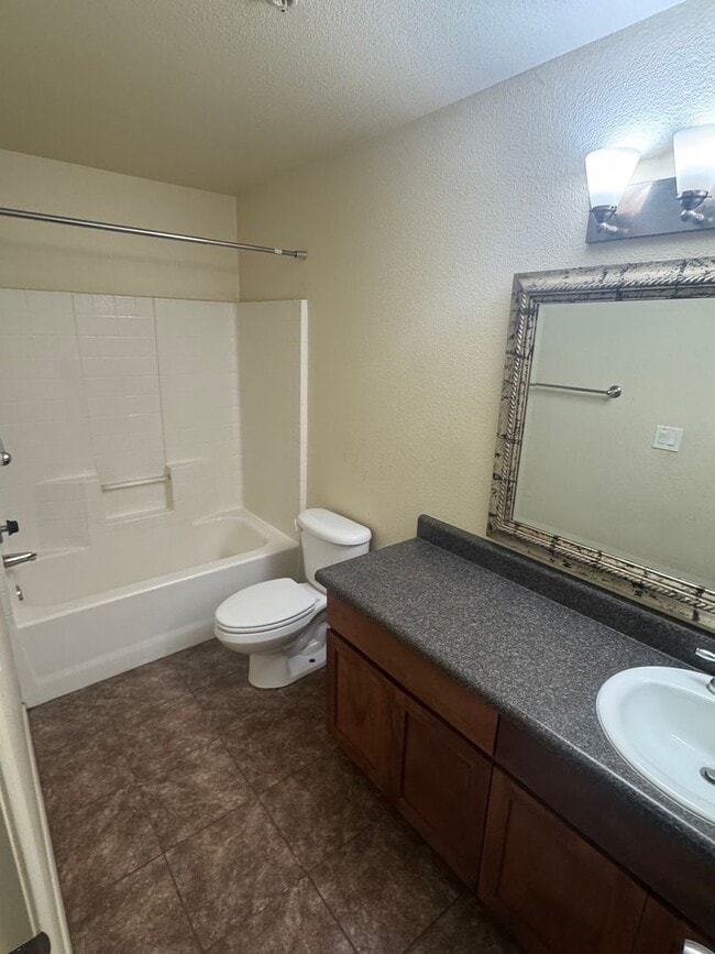Building Photo - $500 Off First Months Rent! Cozy 2-Bed, 2-...