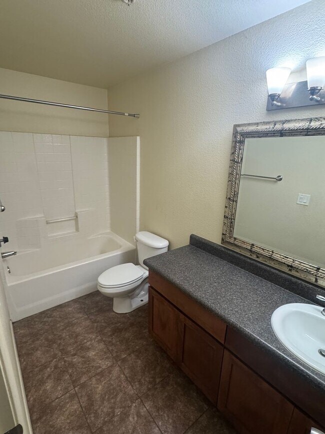 Building Photo - Cozy 2-Bed, 2-Bath in The Arbors – Prime L...