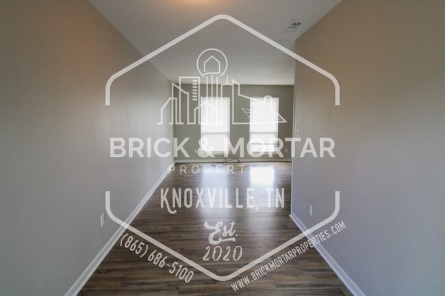 Building Photo - 511 S Cedar St