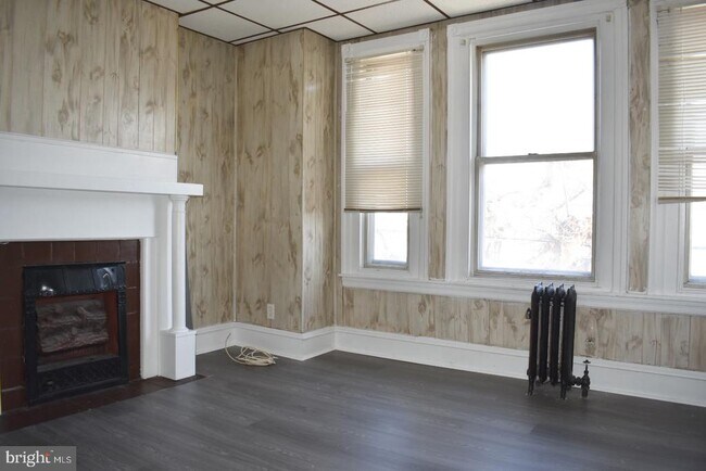 Building Photo - 10 S 62nd St