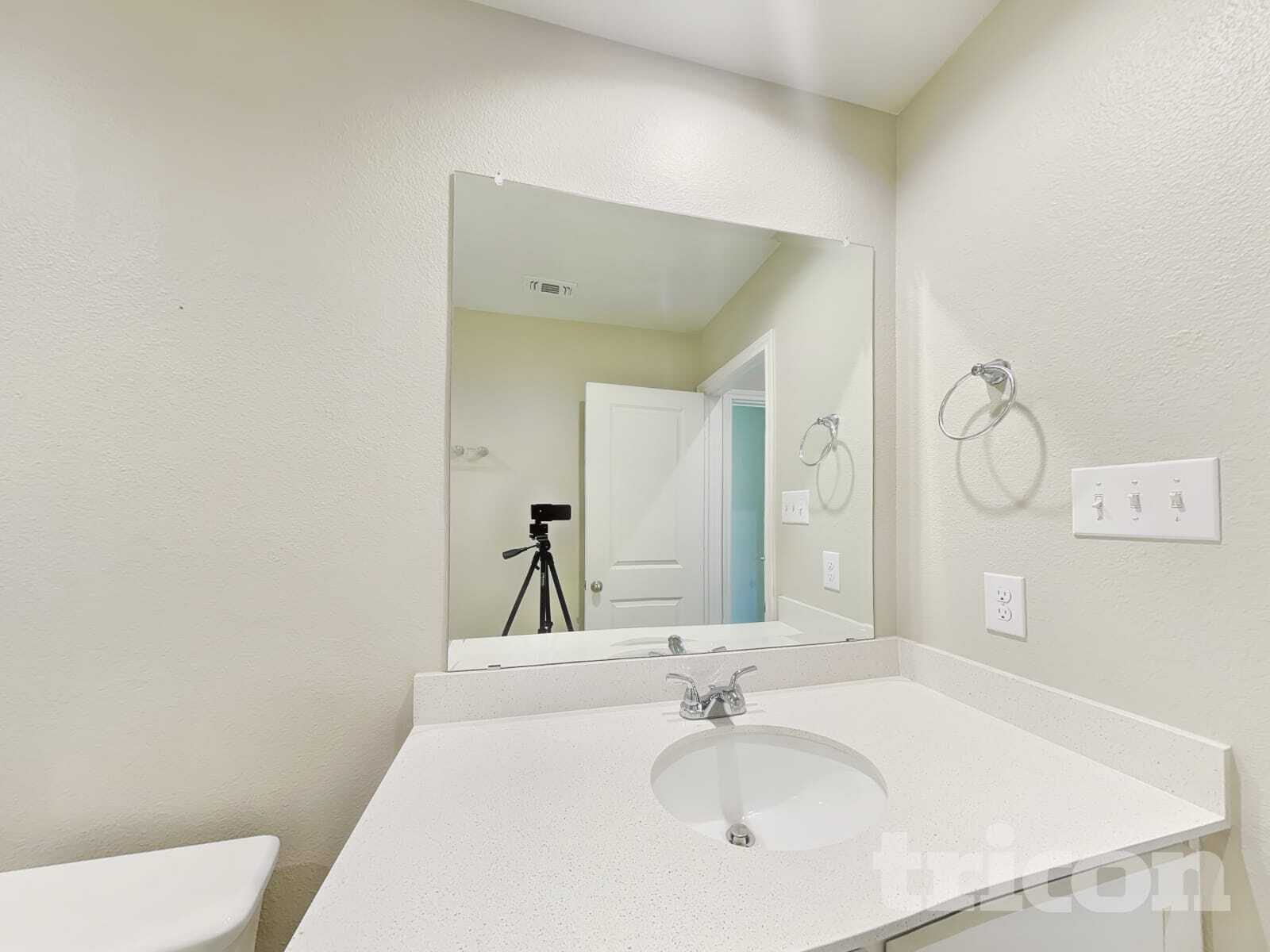 Building Photo - 2557 Hadley St