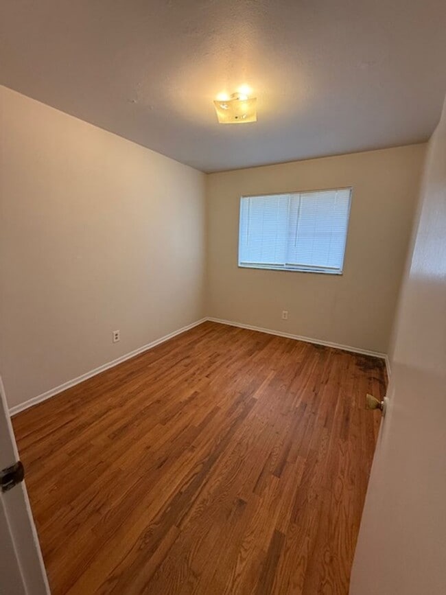 Building Photo - Charming 2-Bedroom Duplex with Modern Upda...