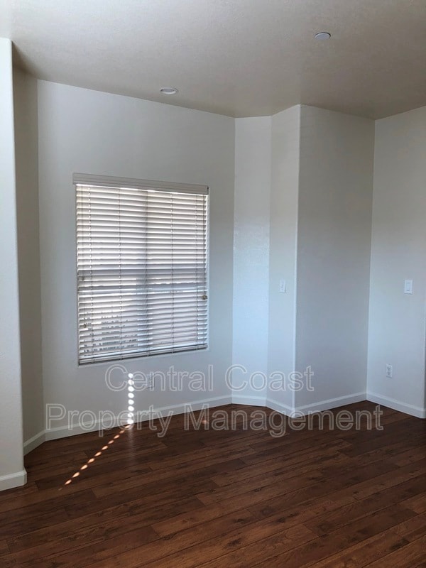 Building Photo - 10 Carmel Cir