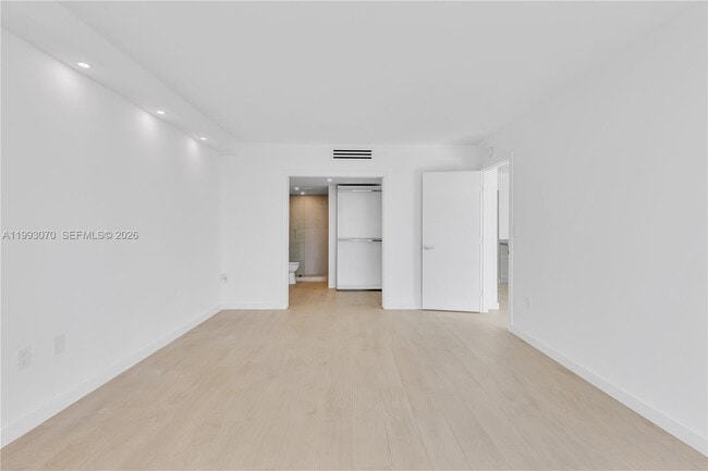 Building Photo - 20100 W Country Club Dr