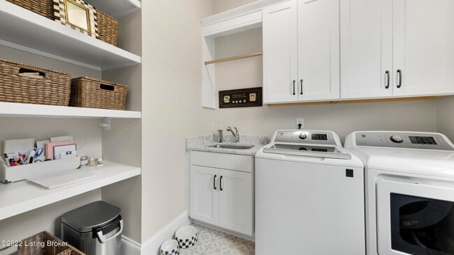 Building Photo - Enviable 4 bedroom and 3.5 bath home with ...