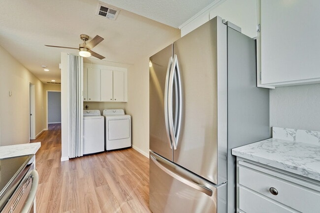 Building Photo - Newly Remodeled 3BR, 2BA, 1,117sf Duplex w...