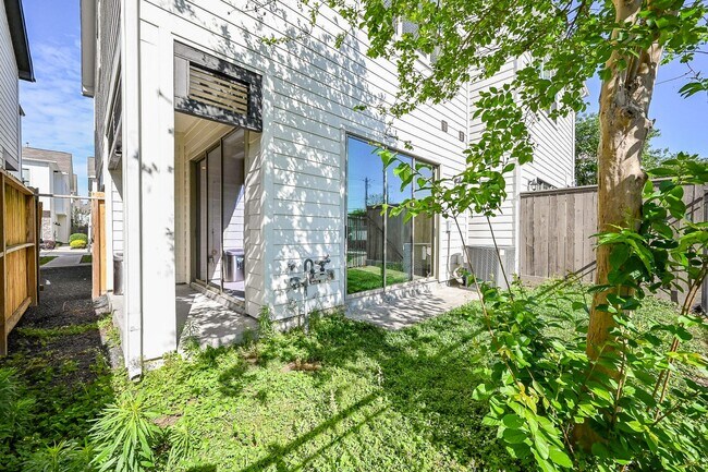 Building Photo - 1106 Fuschia Rd