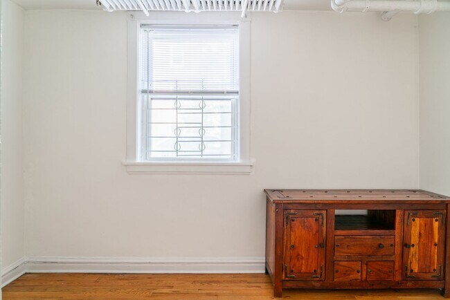 Building Photo - Ravenswood - 2 Bed / 1 Bath English Garden...