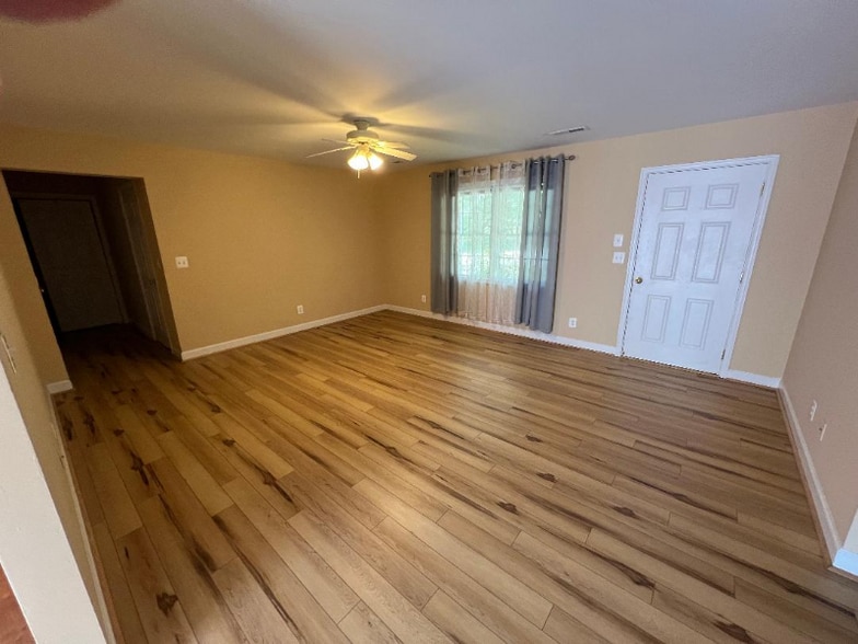 Building Photo - 32422 White Oak Dr