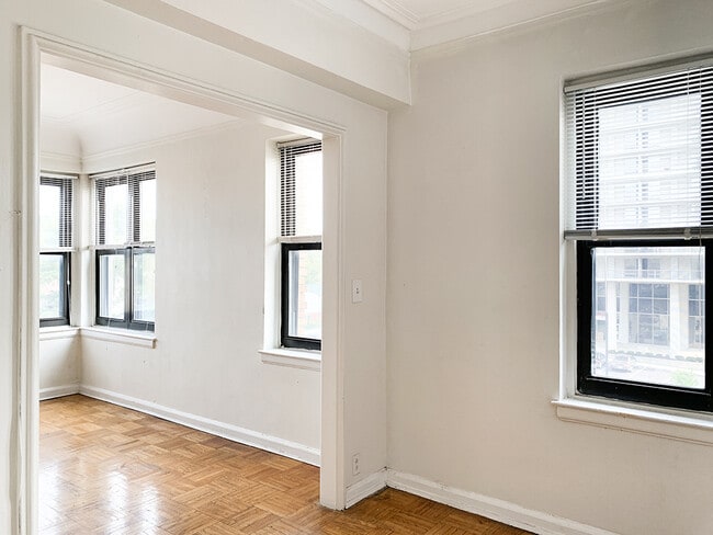 Building Photo - 8925 E Jefferson Ave