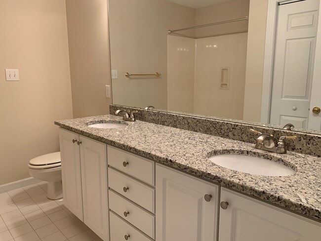 Building Photo - Large 3 Bed | 2.5 Bath Townhouse With Firs...