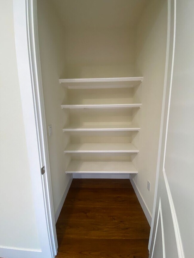 Building Photo - ALMOST NEW, SUPER CLEAN 2 BED, 2.5 BATHS, WOOD FLOORS, STAINLESS STEEL APPLIANCES, CLUBHOUSE WITH...