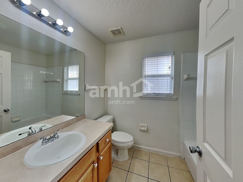 Building Photo - 224 N Lake Cunningham Ave