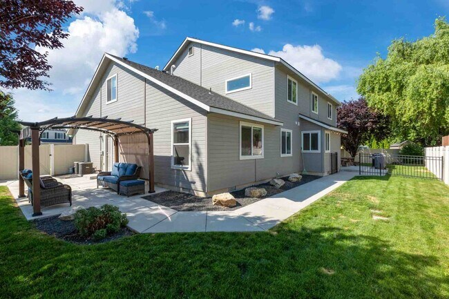 Building Photo - Beautiful 6 bed 2.5 bath home located in t...