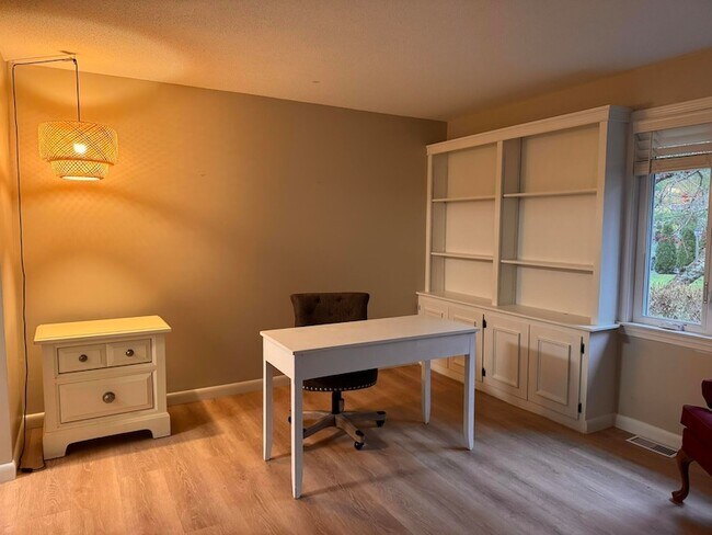 Building Photo - 225 SW Meadows