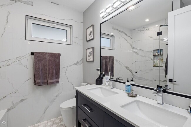 Building Photo - 2137 W Ohio St