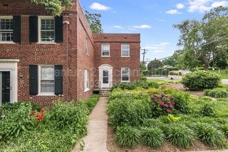 Building Photo - 1020 S Barton St