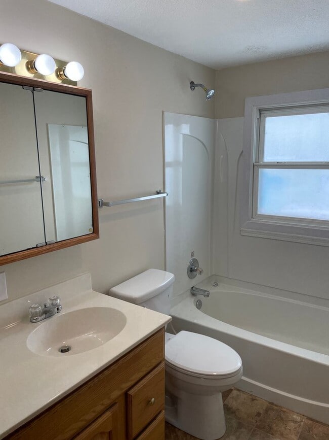 Building Photo - 2 Bedroom, 1 Bath Townhouse in LeClaire, IA