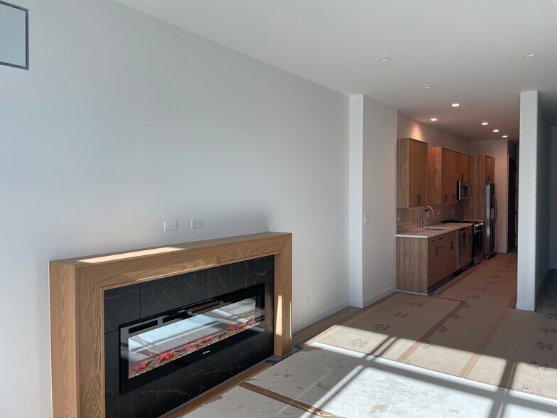 Building Photo - 934 W Diversey Pky