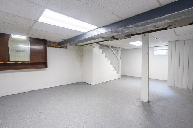 Building Photo - Charming 3 Bedroom 2 Bathroom Home