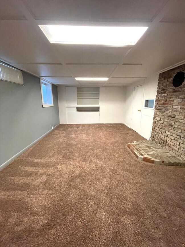 Building Photo - Spacious 2+ Bedroom Duplex Unit in Richlan...