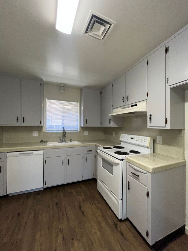 Building Photo - 4061
