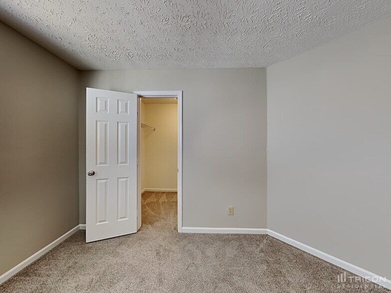 Building Photo - 4452 Redcliff N Ln