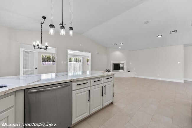 Building Photo - 931 Chaparral Dr