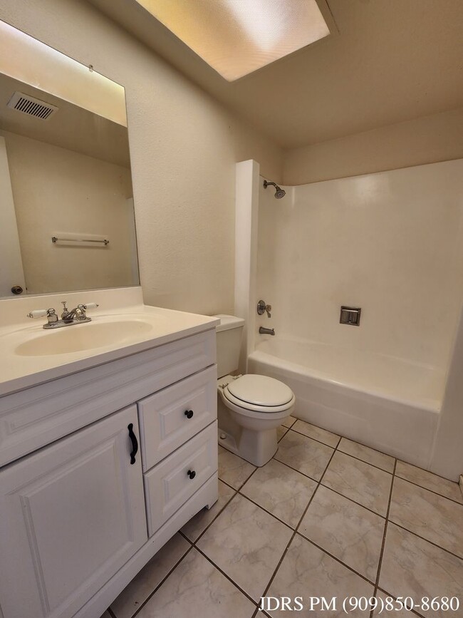 Building Photo - Fullerton 3 Bedroom Townhouse