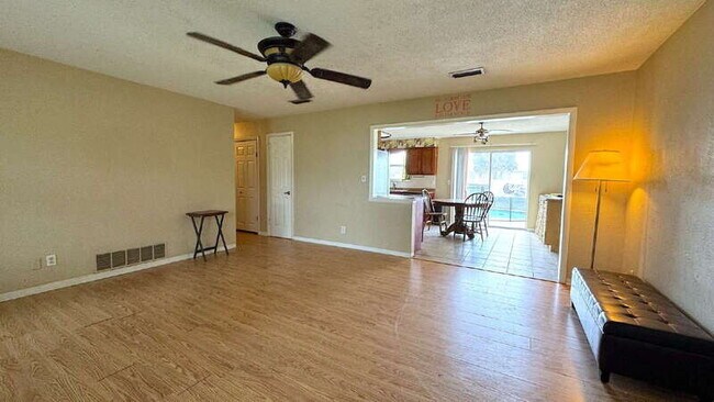 Building Photo - 484 Grandview Ave