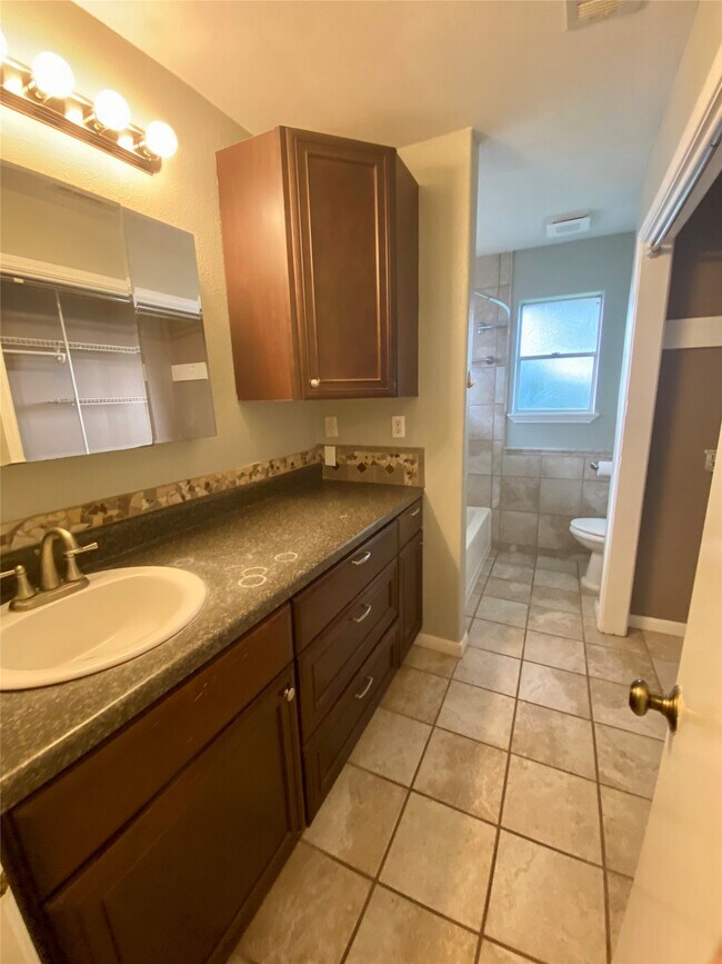 Building Photo - 3003 Briar Dr