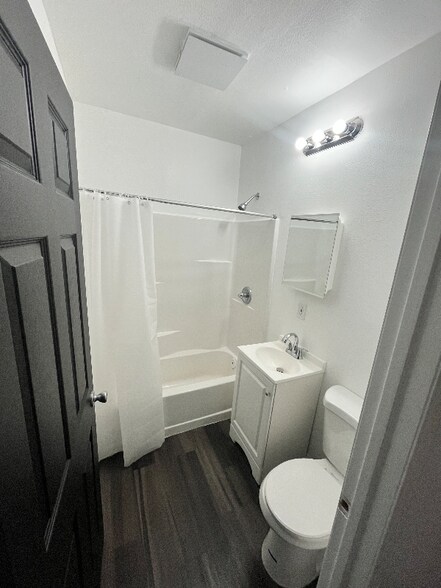 Building Photo - 906 W 50th St