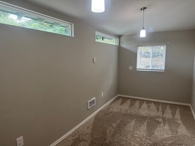 Building Photo - 5115 S 4th Ave