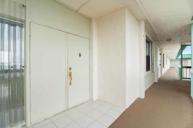 Building Photo - 9900 S Ocean Dr