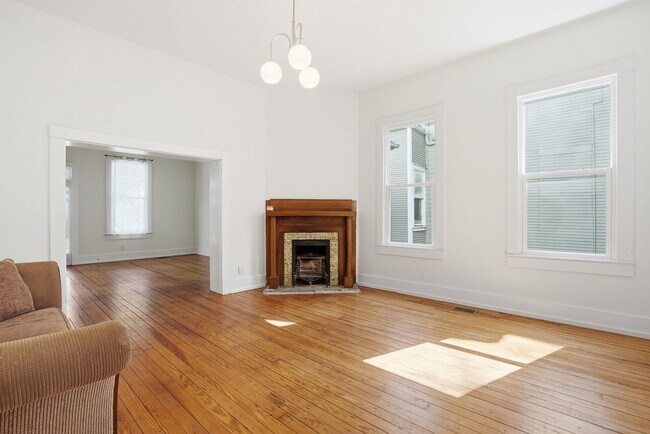 Building Photo - Beautiful Victorian Home for Lease in the Heart of Savannah