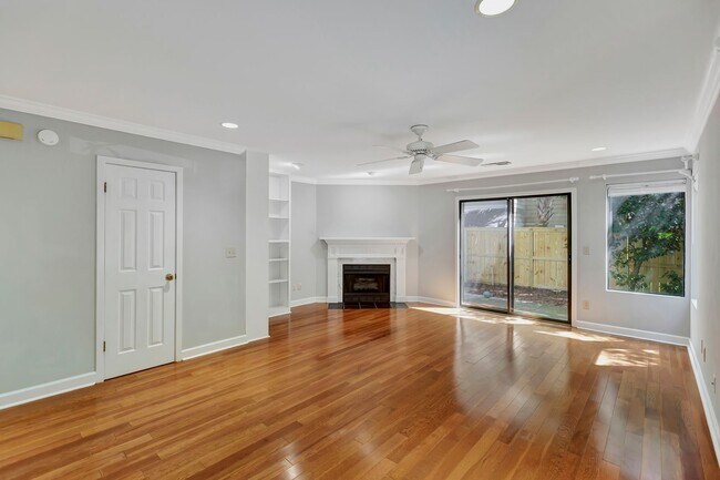 Building Photo - Prime Location Near Ravenel Bridge & Charl...