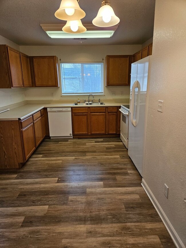 Building Photo - Amazing price amazing location 2 bdrm Cond...