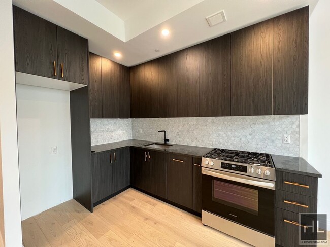 Building Photo - Luxurious 2 bedroom/1 Bathroom duplex apt ...