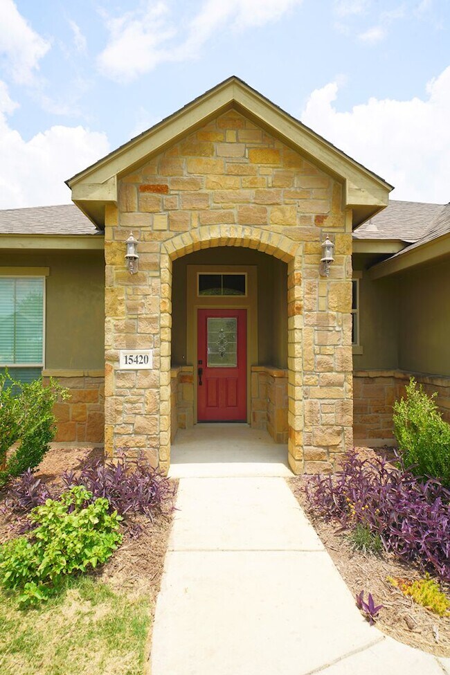 Building Photo - Beautiful Selma Living. Realtor Commission: $500