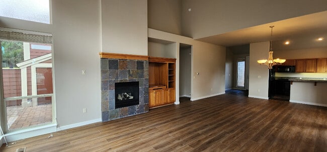 Building Photo - 1445 Highland Vw