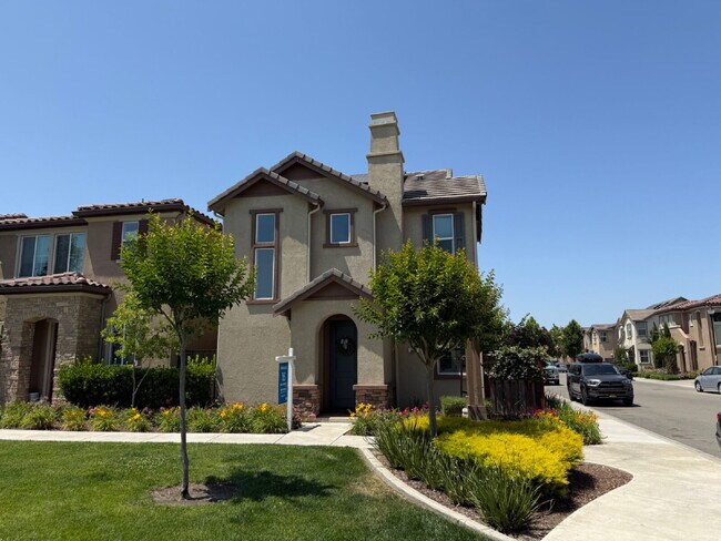 Building Photo - Beautiful Newer Built 3 Bed/2.5 Bath Detached Home in Great Livermore Location