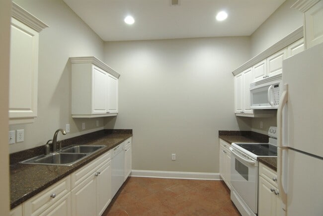 Building Photo - Downtown City Living Spacious 1 bedroom 1 bathroom in the heart of Greensboro