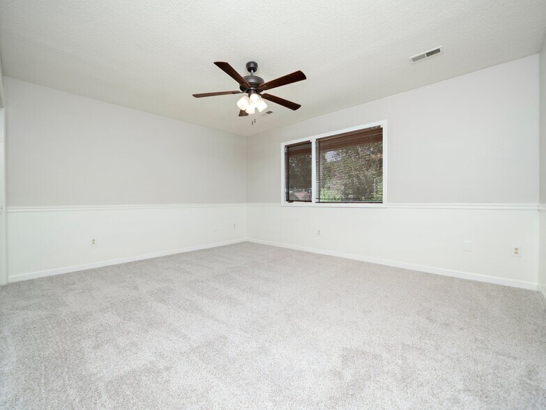 Upstairs Master Bedroom - 4358 Hunters Club Dr