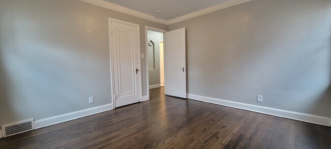 Building Photo - 9901 Yorkshire Rd