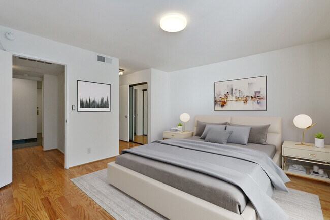 Building Photo - 906 N Doheny Dr