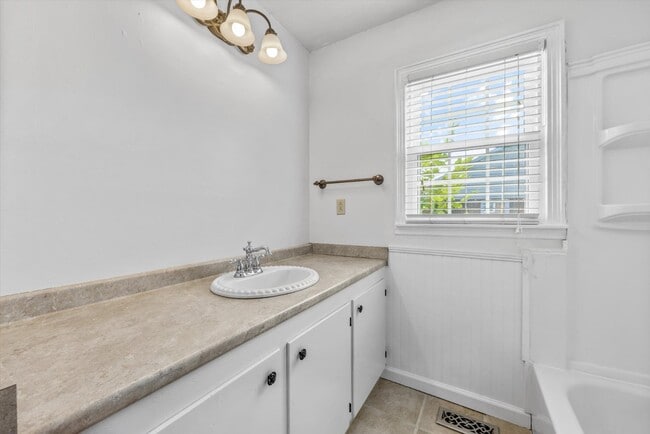 Building Photo - 600 Gale Ln