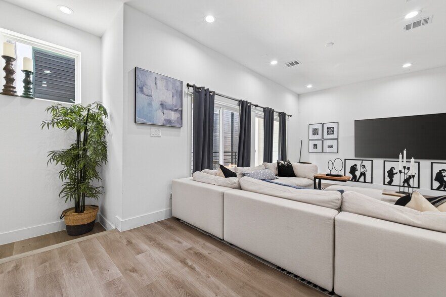 Living Area - 523 Schweikhardt St