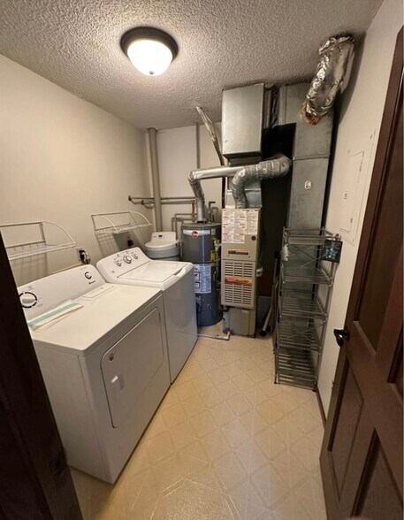 Building Photo - 902 E Travelers Trl